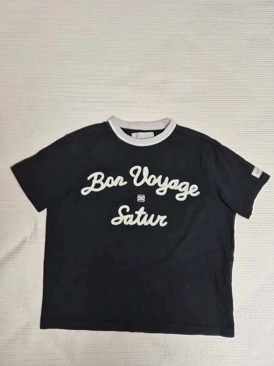 SATUR | 세터 Satur Logo Embroidery Voyage Short Sleeve T